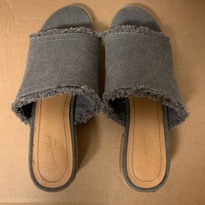 Universal Thread Sandals